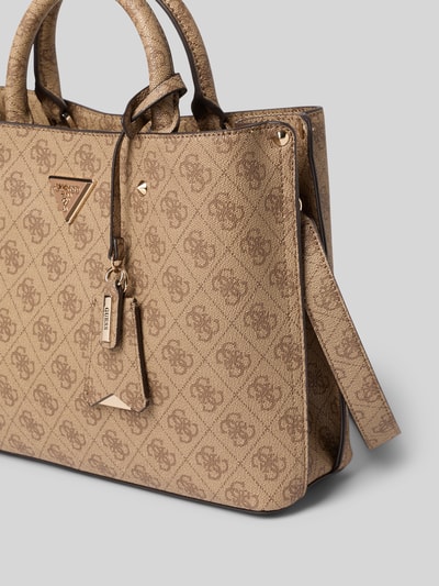 Produktfoto, Handtasche mit Label-Applikation Modell 'MERIDIAN II' von Guess mit logo-muster, beżowy odcień, tekstura skóropodobna, główna komora na suwak, tragehenkel, pasek na ramię, szerokość w rozmiarze 1: 31 cm, długość 24 cm, głębokość 11 cm, długość paska na ramię 105 cm