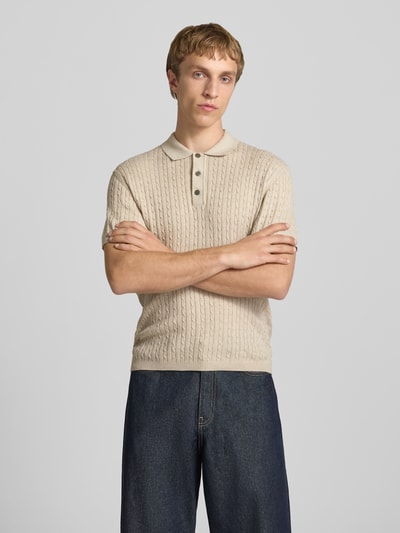 Männermodel trägt Slim Fit Strick-Poloshirt mit Zopfmuster Modell 'EMIL' von Jack & Jones, Beige, Knopfleiste, Nahaufnahme Oberkörper, Baumwoll-Mix mit Viskose-Anteil
