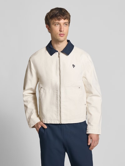 Mannenmodel draagt Regular Fit tussenjack in denimlook van REVIEW, puur katoen, platte kraag, ritssluiting, kangoeroezak, frontaal bovenlichaam close-up.