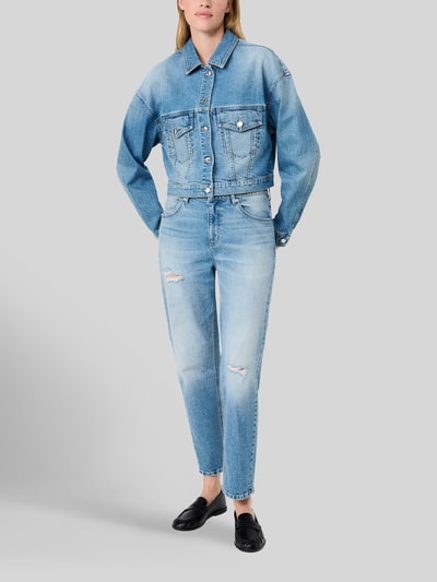 Frauenmodel trägt Relaxed Fit Jeansjacke aus Baumwoll-Mix - s.Oliver x Heidi Klum von s.Oliver RED LABEL in hellem Blau, Ganzkörperansicht von vorne