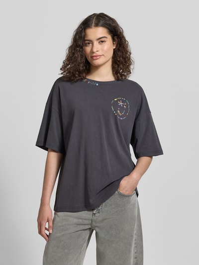 Frauenmodel trägt Relaxed Fit T-Shirt mit floralem Stitching von JAKE*S STUDIO WOMAN in Dunkelgrau, florale Stickerei, Ganzkörperansicht von vorne.