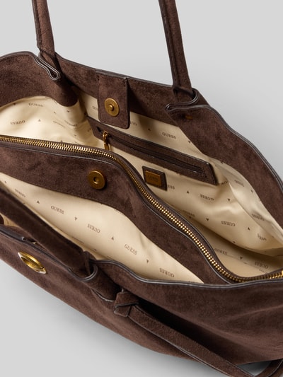 Produktfoto, Handtasche in Leder-Optik Modell 'ALLEGRA' von GUESS, braune Außenseite, geteiltes Innenfach, Magnetverschluss, beige Futter mit Logo, schmale Schulterriemen