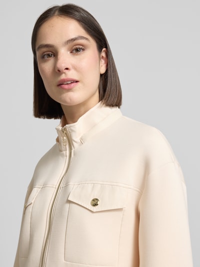 Frauenmodel trägt Jacke mit Pattentaschen und Kordelzug an der Taille von LIU JO SPORT, Viskose-Mix mit Stretch-Anteil, Nahaufnahme Oberkörper.