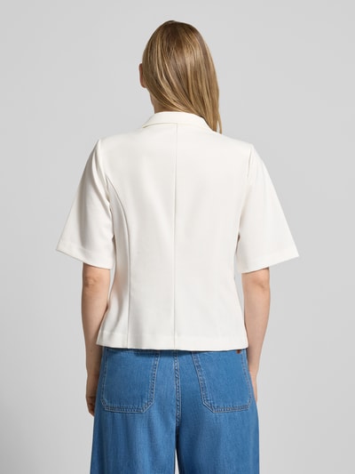 Frauenmodel trägt Blazer mit Viskose-Anteil Modell 'Kate' von ICHI in Weiß, Elastischer-Material-Mix, taillierte Passform, Halbarm, Rückenlänge 55 cm, Brustweite 45 cm, Ärmellänge 30 cm, Reverskragen, Paspeltaschen, durchgängige Knopfleiste, Ganzkörperansicht Rückansicht.