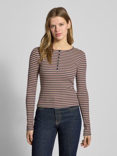 Frauenmodel trägt Slim Fit Longsleeve mit Knopfleiste von Review aus elastischem Baumwoll-Mix, gestreift, Ganzkörperansicht von vorne.