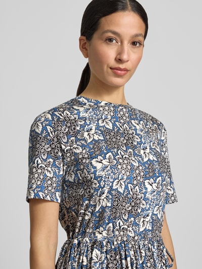 Frauenmodel trägt tailliertes Freizeitkleid aus reiner Baumwolle Modell 'FASCINO' von Weekend Max Mara, Optik:Allover-Muster, Nahaufnahme Oberkörper