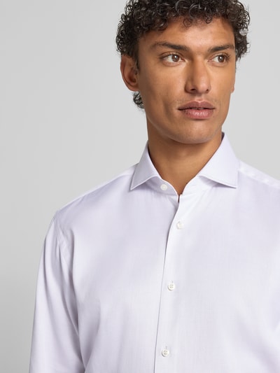 Männermodel trägt Regular Fit Businesshemd aus reiner Baumwolle Modell 'JOE' von BOSS, weiß, Kentkragen, Optik:Allover-Muster, Nahaufnahme Oberkörper.