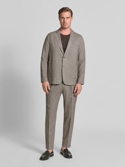 Männermodel trägt Anzughose mit Bügelfalten Modell 'salto' von CINQUE, Regular Fit, Material-Mix, Beige-Ton, Ganzkörperansicht von vorne.