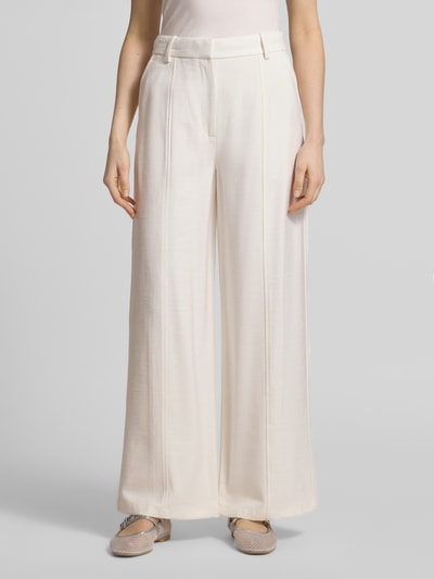 Frauenmodel trägt Wide Leg Anzughose aus Viskose-Mix von Calvin Klein Womenswear in Optik: Unifarben, Passform: Wide-Leg-Pants, Strukturmuster, Gürtelschlaufen, Verschluss: Schiebehaken, Knopf und verdeckter Reißverschluss, seitliche Eingrifftaschen, Paspeltaschen, Material: Viskose-Mix, helle Farbe, strukturierte Oberfläche, Ganzkörperansicht von vorne.