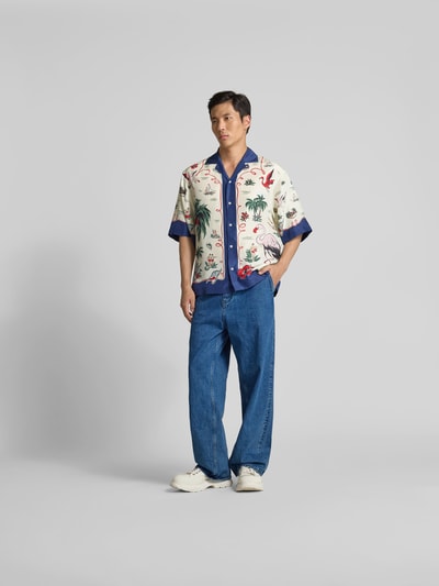Männermodel trägt Regular Fit Freizeithemd mit Knopfleiste von Dsquared2, Satin, Reverskragen, kurzärmelig, bunte Muster, Ganzkörperansicht von vorne.