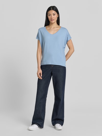 Frauenmodel trägt Relaxed Fit T-Shirt aus Viskose-Mix von s.Oliver RED LABEL in Hellblau, klare Linien, glatte Textur, Ganzkörperansicht von vorne.