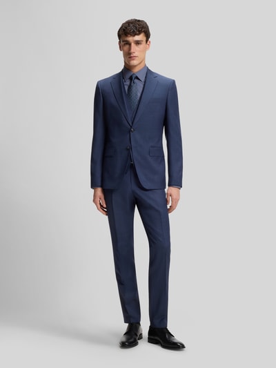 Männermodel trägt Slim Fit Businesshemd aus Baumwoll-Mix Modell 'H-HANK-KENT' von BOSS, Optik: Unifarben, Ganzkörperansicht von vorne.
