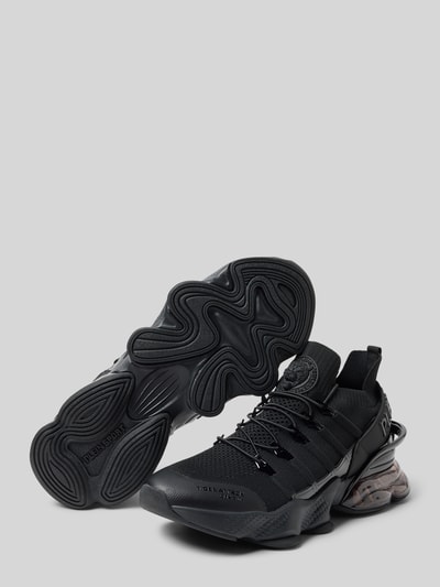 Produktfoto, Sneaker mit Schnürverschluss von PLEIN SPORT aus Material-Mix, abgerundete Spitze, Label-Detail, strukturierte Sohle, Farbe Schwarz. Absatzhöhe 6 cm, Schafthöhe 11 cm, Schaftweite 7 cm.