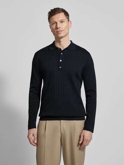 Męski model nosi Strickpullover aus reiner Baumwolle mit Polokragen von Profuomo, krój slim fit, bawełna, ripp, długość tyłu 70 cm, długość rękawa 65 cm, widok całej sylwetki z przodu.