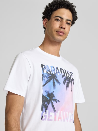 Männermodel trägt Herren T-Shirt von Only & Sons, Modell 'MAGDY LIFE', Optik: Unifarben, Regular-Fit, Foto-Print, Rundhals, Kurzarm, Material: reine Baumwolle, Nahaufnahme Oberkörper.