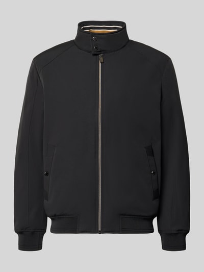 Produktfoto, Regular Fit Jacke mit Stehkragen von Christian Berg Men in Schwarz, sichtbare Eingrifftaschen, Reißverschluss, elastische Abschlüsse, glatte Struktur