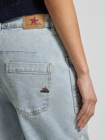 Frauenmodel trägt Barrel Fit Jeans mit aufgesetzten Taschen von Buena Vista aus Baumwoll-Elasthan-Mix mit Ziernähten, Detailaufnahme Rückansicht.