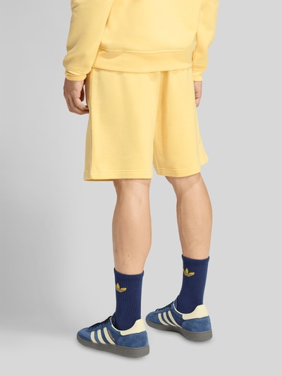 adidas Originals Regular Fit Sweatshorts mit elastischem Bund Hellgelb 5