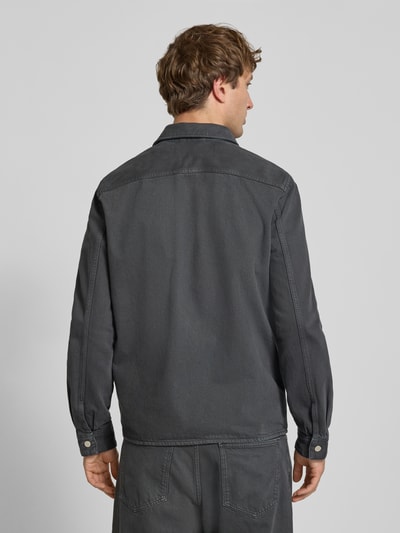 Männermodel trägt Regular Fit Hemdjacke aus reiner Baumwolle von Marc O'Polo DENIM, dunkles Grau, glatte Oberfläche, Ganzkörperansicht Rückansicht.