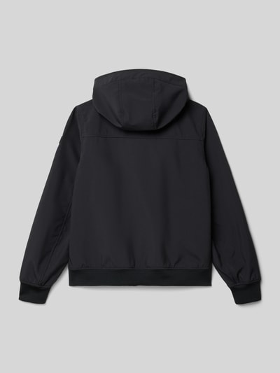 Produktfoto, Regular Fit Softshell-Jacke aus wasserabweisendem Material von s.Oliver RED LABEL, unifarben schwarz, Softshell, Kapuze, Reißverschlusstaschen, lange Ärmel, gerippte Bündchen, winddicht und atmungsaktiv.
