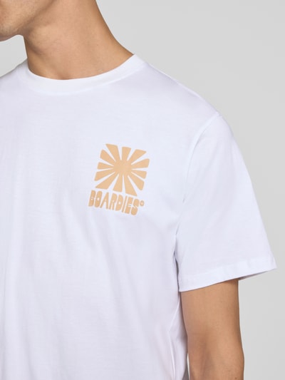 Männermodel trägt T-Shirt mit Label-Print und Rundhalsausschnitt von BOARDIES, weiße Baumwolle, Regular Fit, Nahaufnahme Oberkörper.