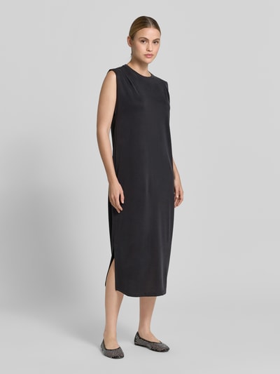 Modelka kobieca ma na sobie Midikleid aus Modal-Mix mit Rundhalsausschnitt von Jake*s Collection, prosty krój, okrągły dekolt, rozcięcie z boku, długość pleców w rozmiarze S 118 cm, szerokość w rozmiarze S 57 cm, ciemny jednolity kolor, gładka faktura, widok całej sylwetki z przodu.