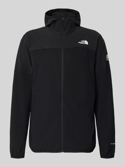 Produktfoto, Jacke mit Logo und Reißverschluss von The North Face, czarny materiał z elastycznym wykończeniem, krój regular fit, logo, kaptur z wysoką stójką, zamek, długość tyłu w rozmiarze M: 63 cm, szerokość ramion w rozmiarze M: 48 cm, szerokość klatki piersiowej w rozmiarze M: 33 cm, długość rękawa w rozmiarze M: 65 cm