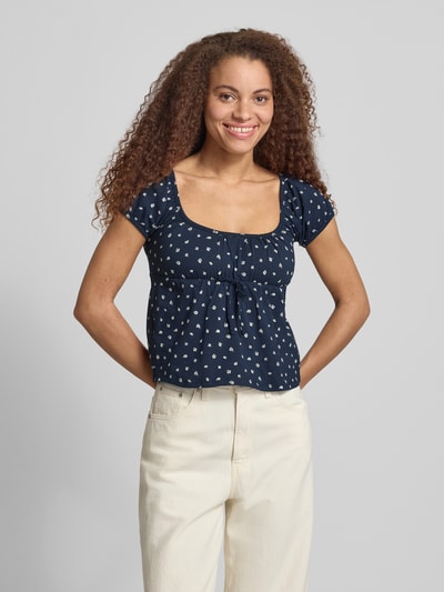 Frauenmodel trägt T-Shirt im Allover-Look mit Schnürung von REVIEW aus Baumwoll-Elasthan-Mix, Regular-Fit, Rundhalsausschnitt, Ganzkörperansicht von vorne.