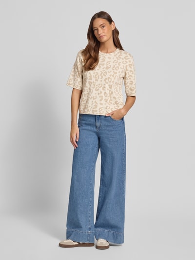Frauenmodel trägt Relaxed Fit Shirt aus Viskose-Anteil Modell 'Mayas' von Vila, Strick-Optik, Allover-Animal-Print, Halbarm, Rundhalsausschnitt, Material-Mix, Ganzkörperansicht von vorne.