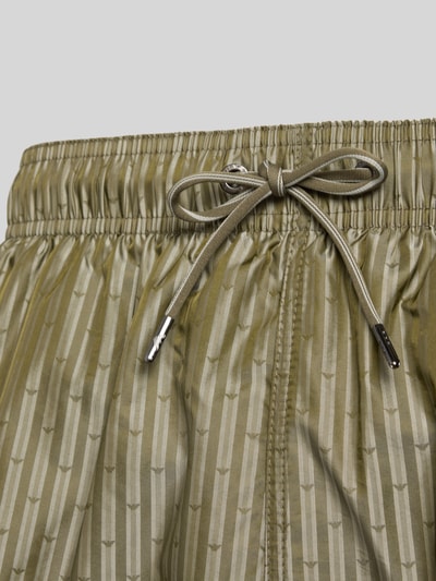 Produktfoto, Regular Fit Badeshorts mit Allover-Logo-Print von Emporio Armani für Herren, elastischer Bund mit Tunnelzug, beigegrüner Stoff, feine Streifenstruktur