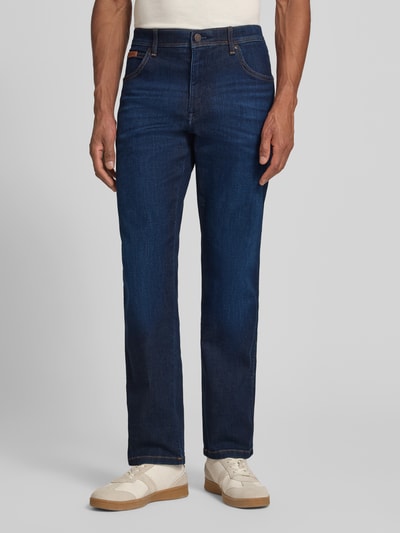 Männermodel trägt Straight Fit Jeans im 5-Pocket-Design Modell 'Texas' von Wrangler, dunkler Baumwoll-Mix mit Stretch-Anteil, Gerader-Schnitt, Knopf-Reißverschluss, Label-Detail, Ganzkörperansicht von vorne.