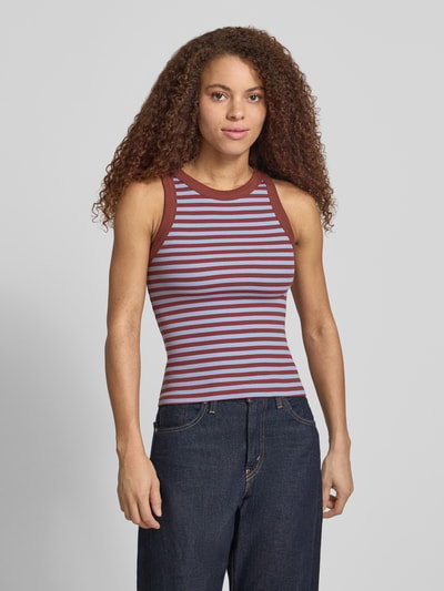 Vrouwenmodel draagt tanktop in riblook model 'SANNE' van Topshop, mix van katoen en elastaan, slim fit, ronde hals, ruglengte maat S 51 cm, Ganzkörperansicht von voren.