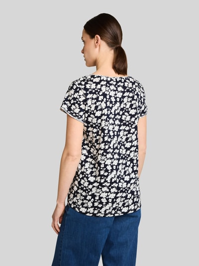 Frauenmodel trägt Relaxed Fit T-Shirt aus reiner Baumwolle von Tom Tailor, Optik: Allover-Muster, Rundhals, Kurzarm, Rollsaum, Rückansicht.