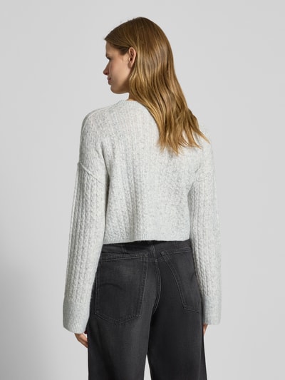 Frauenmodel trägt Regular Fit Pullover in Strick-Optik Modell 'Milla' von Noisy May, hellgrau, Trompetenärmel, Rückansicht, Damenmode