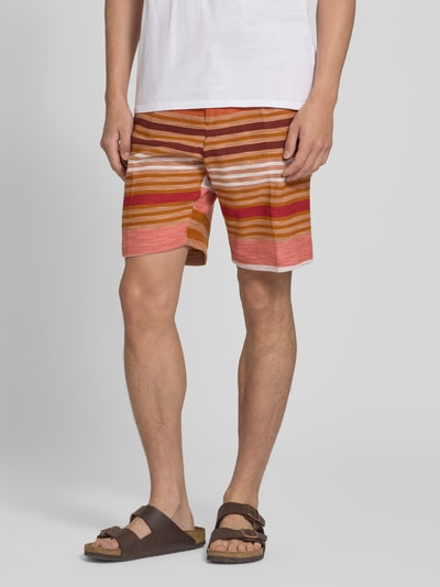 Männermodel trägt Shorts mit Eingrifftaschen van Zuitable in katoenmix, regular fit, all-over look in rood en oranje strepen, binnenbeenlengte maat M 24 cm, bandwijdte maat M 40 cm, voorkant detailopname bovenbenen.