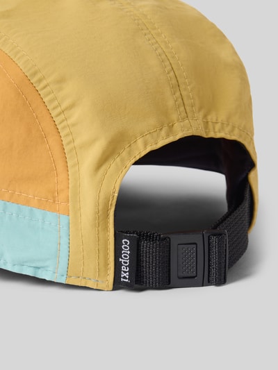 Produktfoto, 5-Panel Hat mit Logo-Print Modell 'Tech' von Cotopaxi in Gelb, Orange und Hellblau, Stoffstruktur, sichtbarer Strapback, Herren 5-Panel-Hat