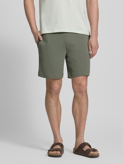 Männermodel trägt Regular Fit Sweatshorts aus Baumwoll-Mix Modell 'AUSTIN' von HUGO, Optik: Unifarben, Waffelstruktur, Ganzkörperansicht von vorne