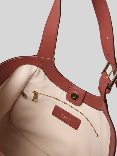 Produktfoto, Tote Bag aus echtem Leder Modell 'Dora' von FURLA, rot-beige, Magnetverschluss, Reißverschlussfach, goldene Details, Kontexthinweis: Damen Tote Bag aus echtem Leder, Hauptfach mit Magnetverschluss, verstellbare Schulterriemen, Innenfach mit Reißverschluss, Maße 41x29x12 cm, Schulterriemen 52 cm
