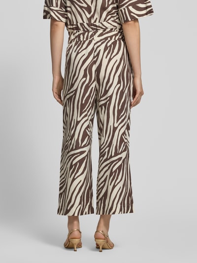 Modelka nosi Regular Fit Culotte aus Lyocell-Viskose-Leinen-Mix od s.Oliver BLACK LABEL, brązowo-beżowy wzór, tekstura gładka, widok całej sylwetki z tyłu.