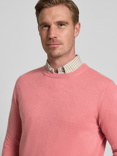 Christian Berg Men Sweter z kaszmiru o kroju regular fit z okrągłym dekoltem Różowawy melanż 3