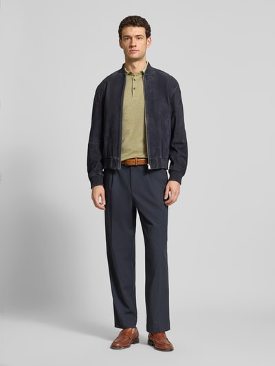 Männermodel trägt Slim Fit Poloshirt mit Label-Detail von HECHTER PARIS in Olivgrün, Baumwollmischung, Ganzkörperansicht von vorne.