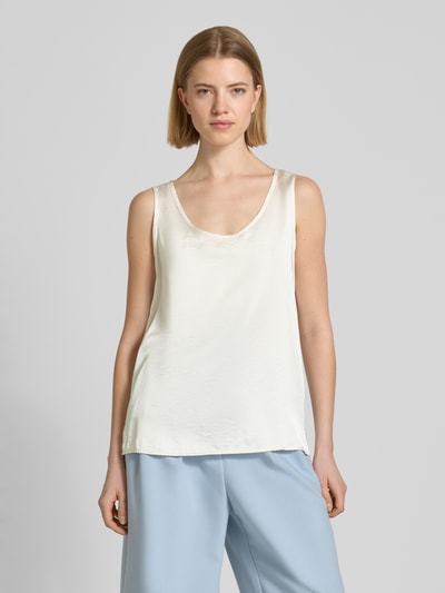 Kobiece modelka nosi Regular Fit Top mit Viskose-Anteil od Oui, mieszanka materiałów z dodatkiem wiskozy, satyna, okrągły dekolt, długość tyłu w rozmiarze 36: 60 cm, kremowy kolor, gładka faktura, widok całej sylwetki z przodu.