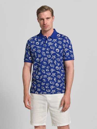 Männermodel trägt Regular Fit Poloshirt mit Allover-Motiv-Print von Gant in Blau und Weiß aus Reine Baumwolle, Ganzkörperansicht von vorne. Herren Poloshirt, Polokragen, Kurzärmelig, Rückenlänge bei Größe M 68 cm.