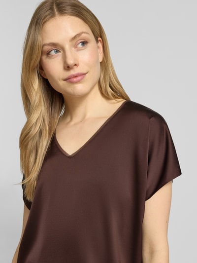 Vrouwenmodel draagt Blusenshirt aus Satin mit V-Ausschnitt van V by Vera Mont, bruin glanzend satijn, regular fit, kapmouwen, detailopname bovenlichaam.
