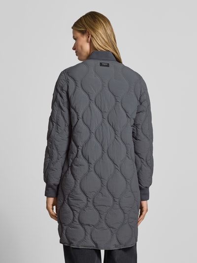 Frauenmodel trägt Steppjacke mit Stehkragen und Eingrifftaschen von Superdry in Grau, strukturierte Oberfläche, Regular Fit, Ganzkörperansicht Rückansicht. Rückenlänge 91 cm, Schulterbreite 38 cm, Brustweite 50 cm, Ärmellänge 63 cm.