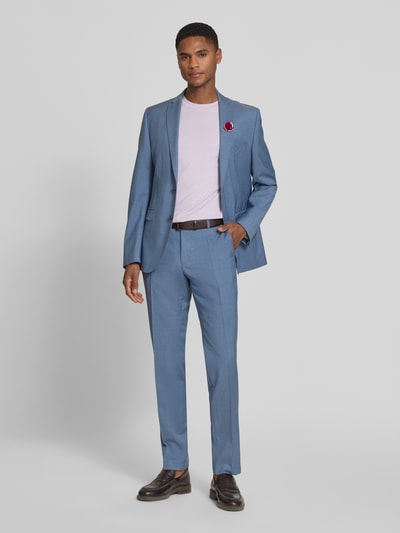 Männermodel trägt Anzughose mit Bügelfalten Modell 'Pascal' von CG - Club of Gents aus Viskose-Mix, Slim-Fit, hellblau, Ganzkörperansicht von vorne. Bundweite 45 cm, Innenbeinlänge 82 cm, geeignet als Herren Anzughose