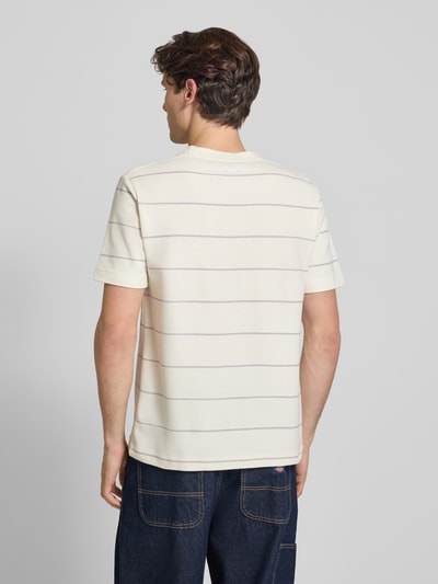 Männermodel trägt Herren T-Shirt mit Label-Stitching Modell 'VERRI' von ellesse im Allover-Look, creme mit feinen Streifen, Baumwoll-Mix, Rückenlänge bei Größe M: 67 cm, Ganzkörperansicht Rückansicht.
