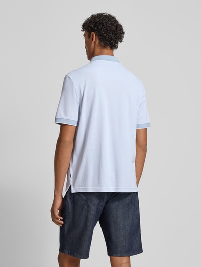 Männermodel trägt Regular Fit Poloshirt mit Label-Stitching Modell 'Percyco' von JOOP! Collection, Reine Baumwolle, Rückenlänge 70 cm, Ganzkörperansicht Rückansicht.