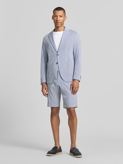Männermodel trägt Bermudas aus Viskose-Mix Modell 'BEPPE' von CINQUE, hellblau-weiß gestreift, mit Eingrifftaschen, Regular-Fit, Ganzkörperansicht von vorne. Kontext: Herren Bermudas von CINQUE, Viskose-Mix mit Stretch-Anteil, Regular-Fit, Modell 'BEPPE', Eingrifftaschen, Bundweite bei Größe 50: 44 cm, Innenbeinlänge bei Größe 50: 27 cm.