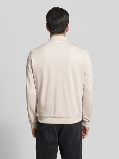Männermodel trägt Blouson aus Viskose-Mix mit Zweiwege-Reißverschluss von Roy Robson in Beige, Struktur glatt, Ganzkörperansicht Rückansicht. Regular-Fit mit Stehkragen, Stretch-Anteil, Eingrifftaschen, Rückenlänge bei Größe M: 68 cm, Schulterbreite: 47 cm, Brustweite: 59 cm, Ärmellänge: 68 cm.